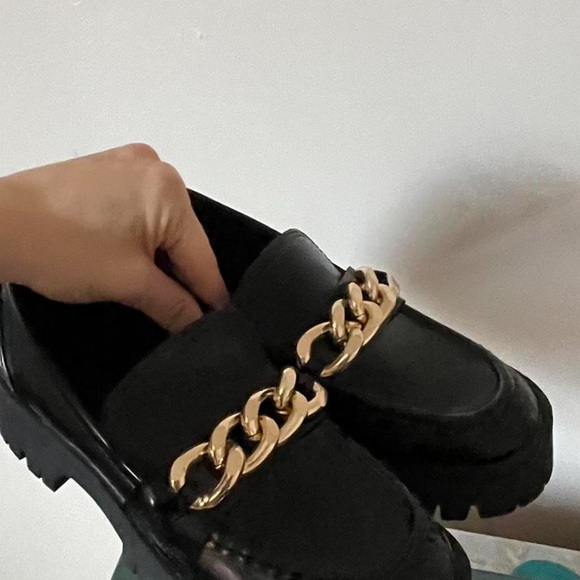 Guess 6.5 Black and Gold Chain loafers - Picture 2 of 6